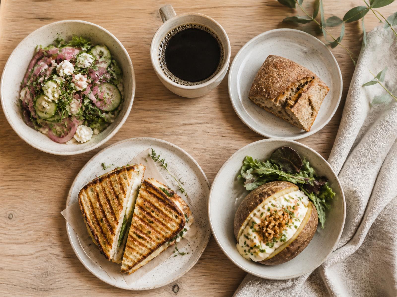 Dagens lunch — sallad, grillmacka och bakad potatis